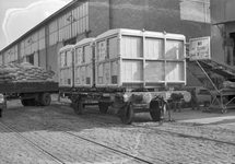 841486 Afbeelding van een wagen van de N.S. met autolaadkisten te Rotterdam.